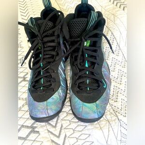 NIKE FOAMS SIZE 5
